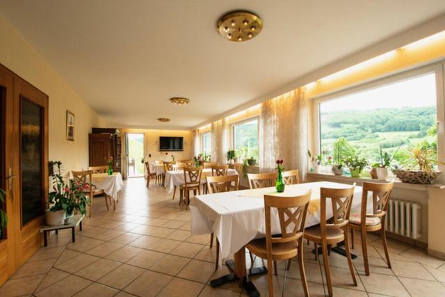 Wein Und Gastehaus Marlene Pohl Hotel Kinheim Buitenkant foto